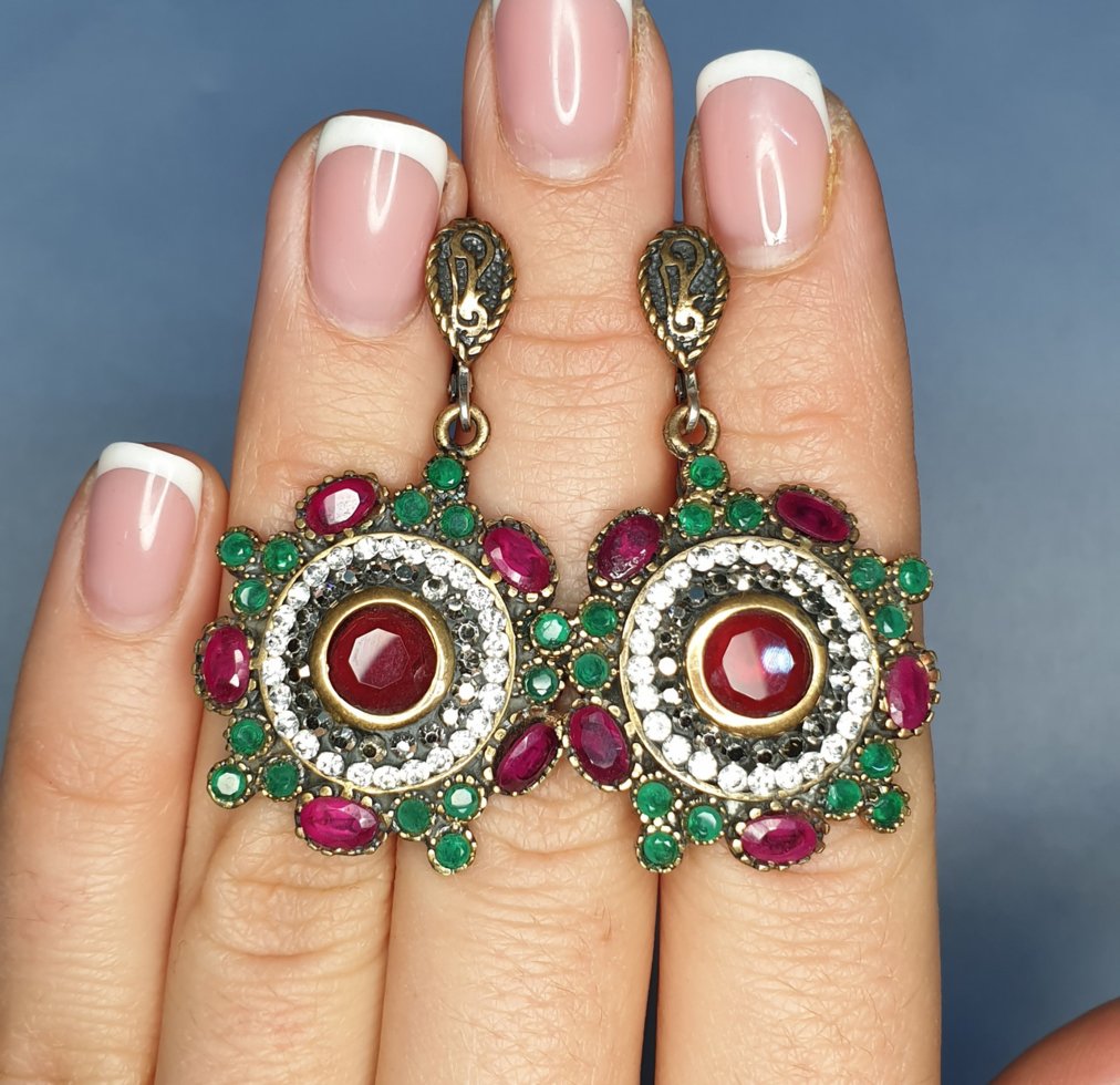 

Сережки серебряные с корундом, рубином и изумрудом 16,58 г