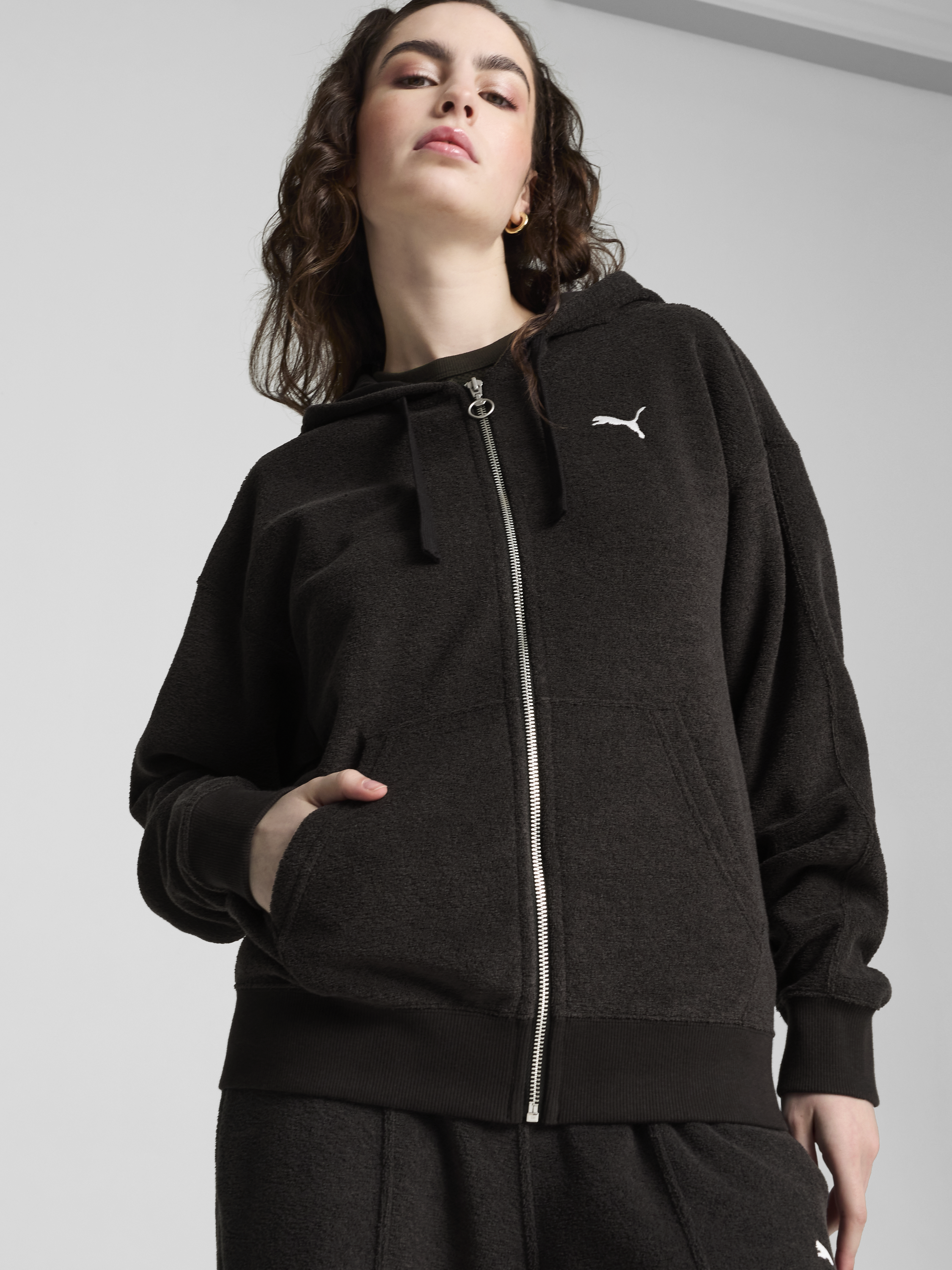 Акція на Толстовка на блискавці утеплена з капюшоном жіноча Puma Her Full-Zip Hoodie 68163601 XS Чорна від Rozetka