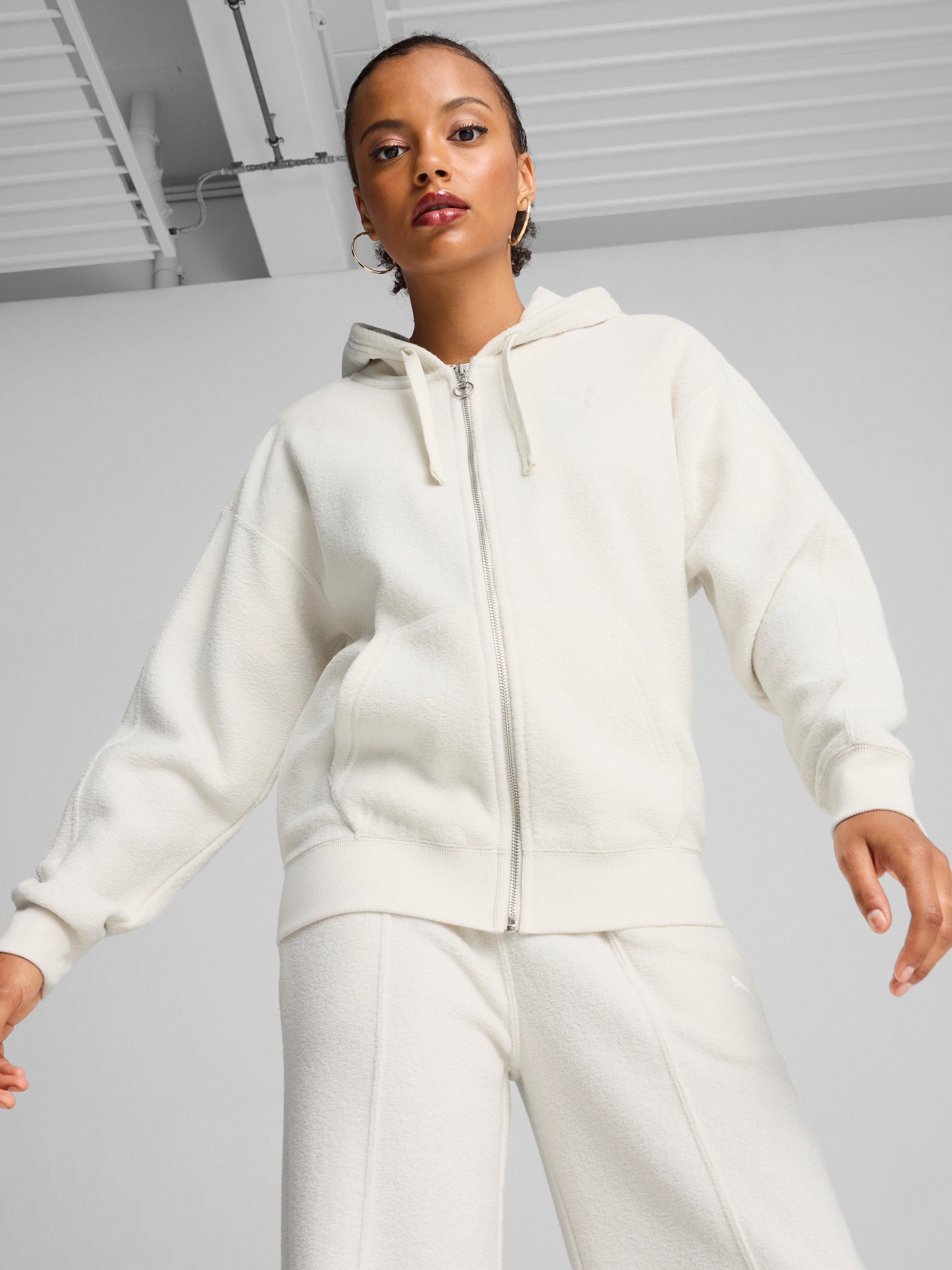 Акція на Толстовка на блискавці утеплена з капюшоном жіноча Puma Her Full-Zip Hoodie 68163605 M Молочна від Rozetka