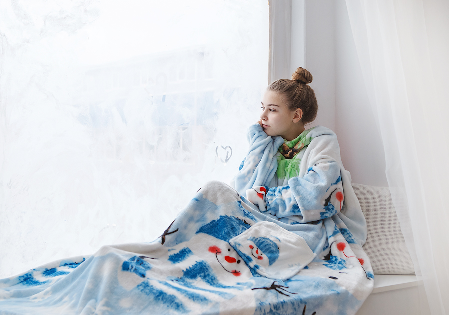 

Плед с рукавами TEDDYBOOM из мягкого и теплого флиса белый с ярким новогодним принтом