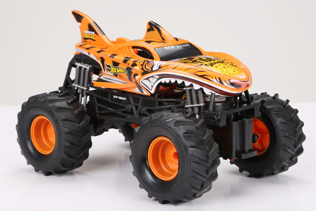 Monster Trucks Hot Wheels Roda-Livre Escala 1:64 - Tri-to Crush-me -  Apteryx Brinquedos