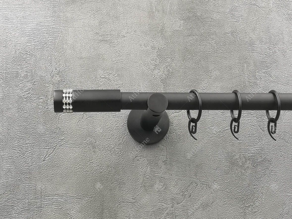 

Карниз Quadrum Хантос 300 см одинарный универсал черный матовый 19 мм гладкая (кольца с крючками)