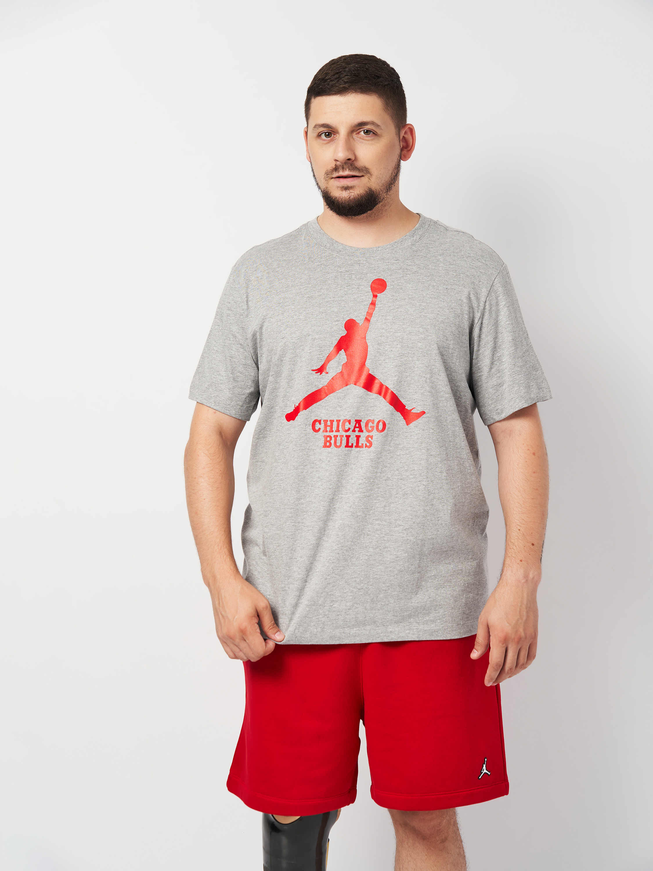 Акція на Футболка чоловіча Nike Chi M Nk Es Nba Jdn Ss Tee FD1460-063 M Сіра від Rozetka