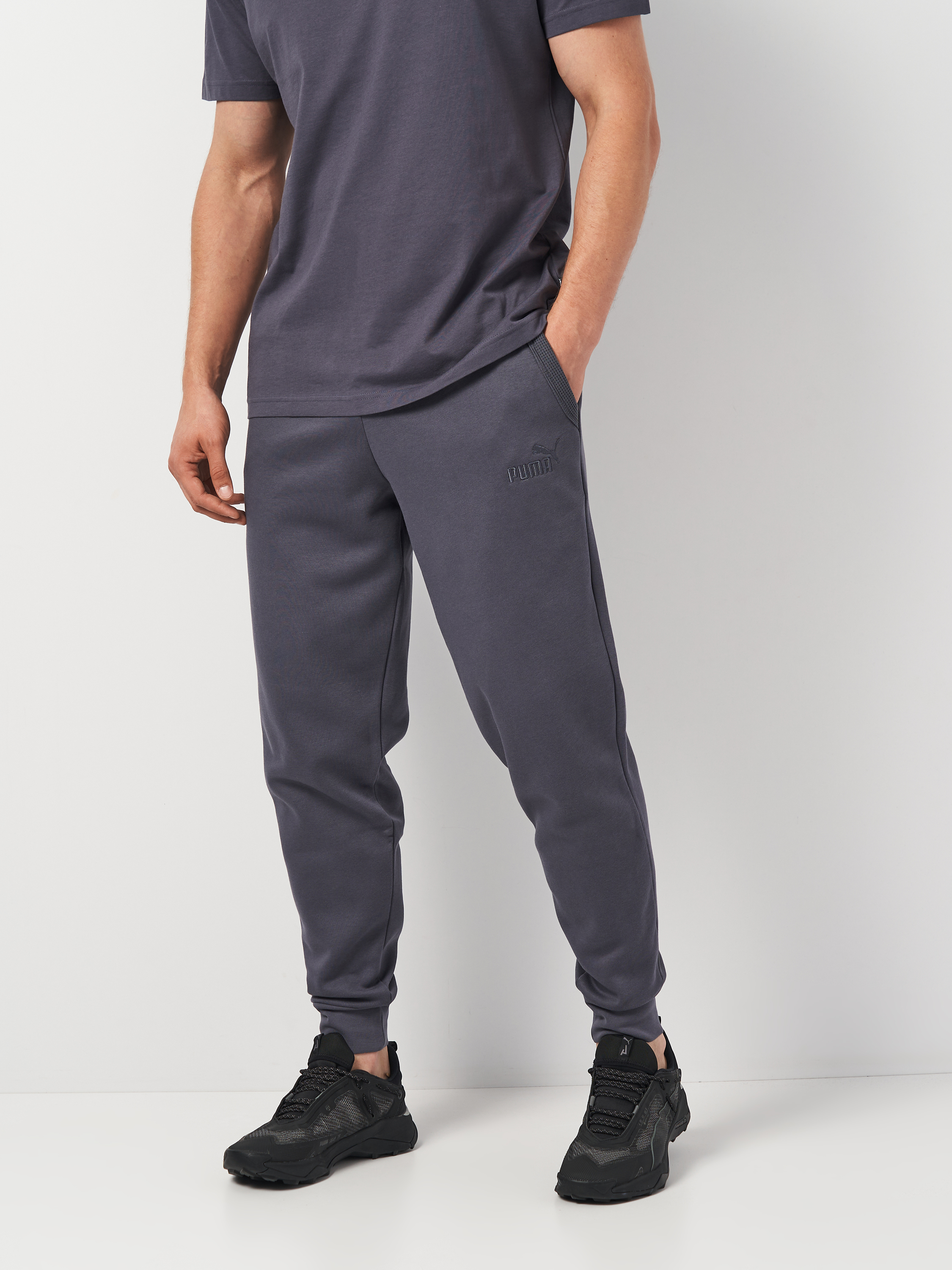 Акція на Спортивні штани чоловічі Puma Ess Elevated Sweatpants 68270469 L Сірі від Rozetka