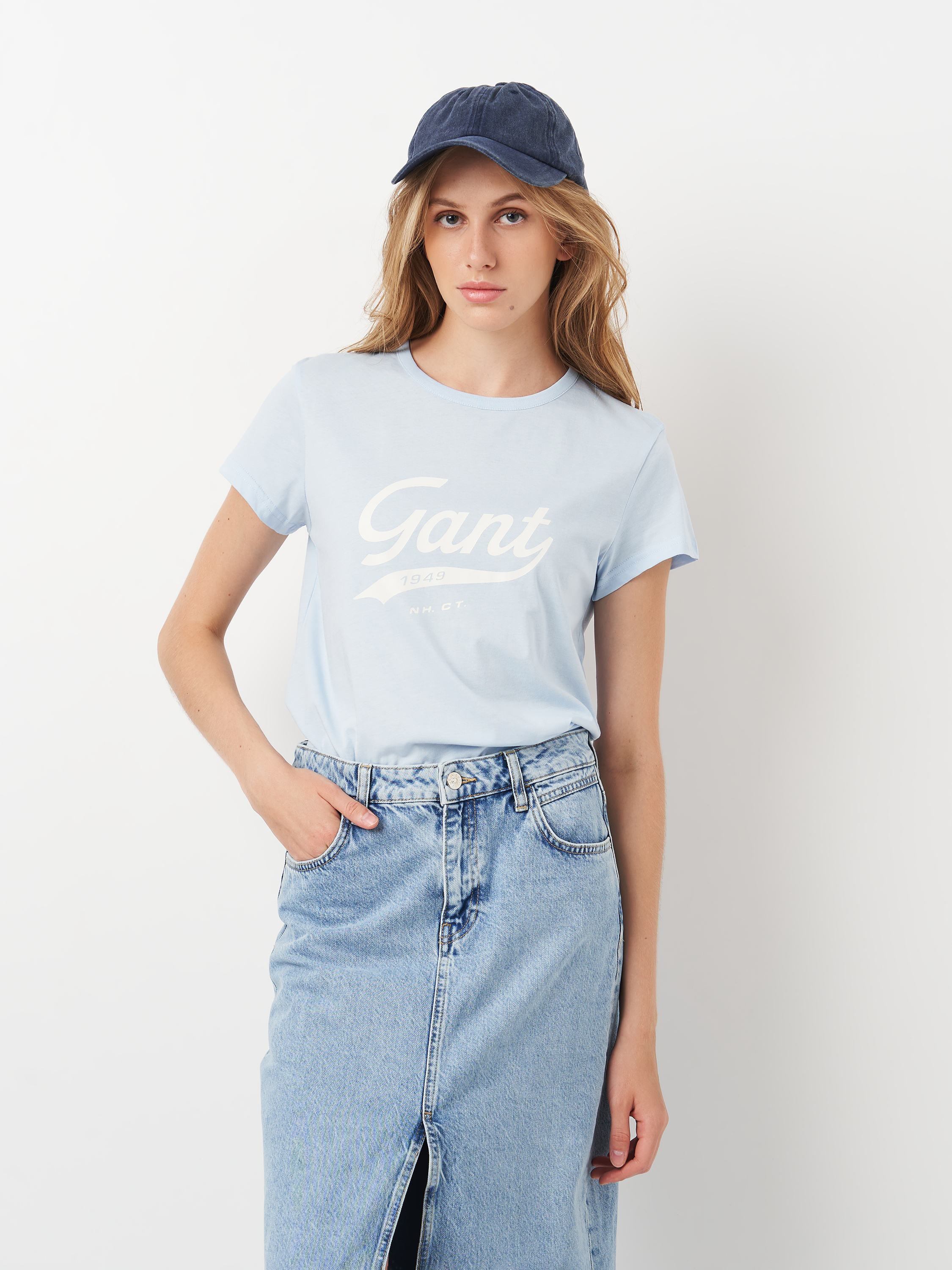 Акція на Футболка бавовняна жіноча GANT Reg Script Graphic T-Shirt 4200482-457 S Синя від Rozetka