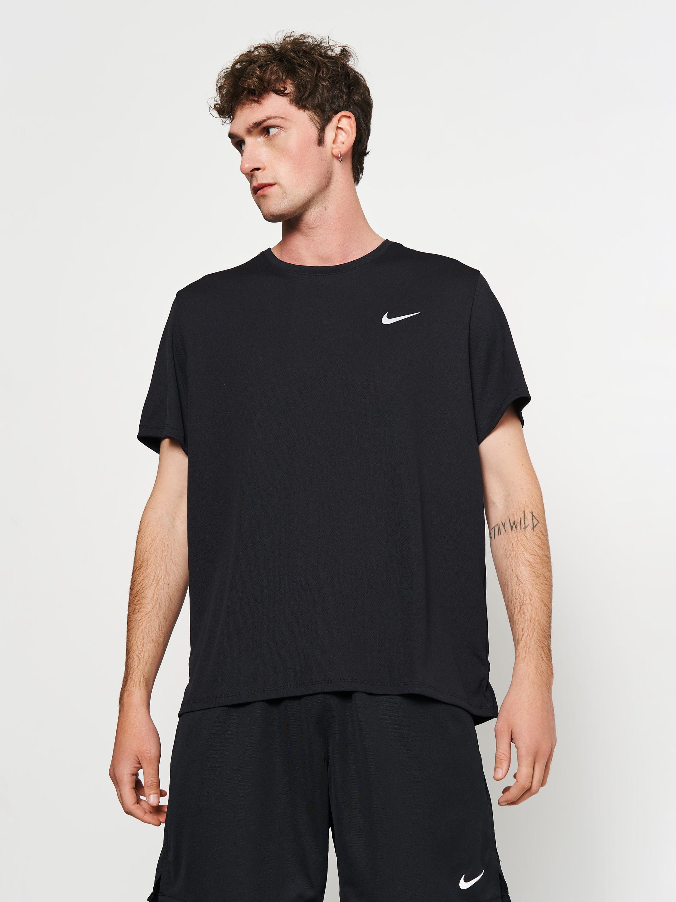 Акція на Футболка спортивна довга чоловіча Nike M Nk Df Uv Miler Ss DV9315-010 S Чорна від Rozetka