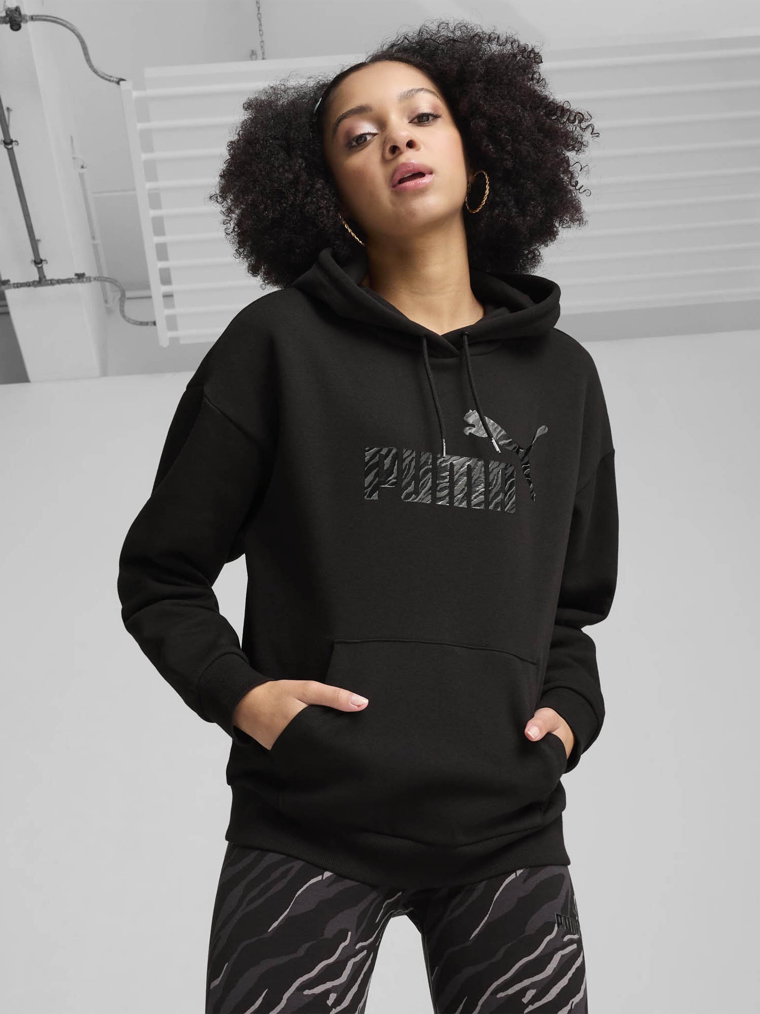 Акція на Худі жіноче Puma Essentials+ 68149201 S Чорне від Rozetka