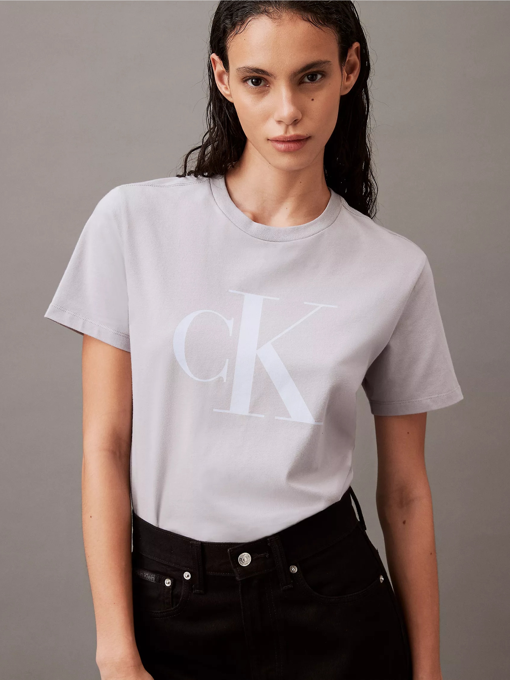 Акція на Футболка бавовняна довга жіноча Calvin Klein 384510641 S Сіра від Rozetka