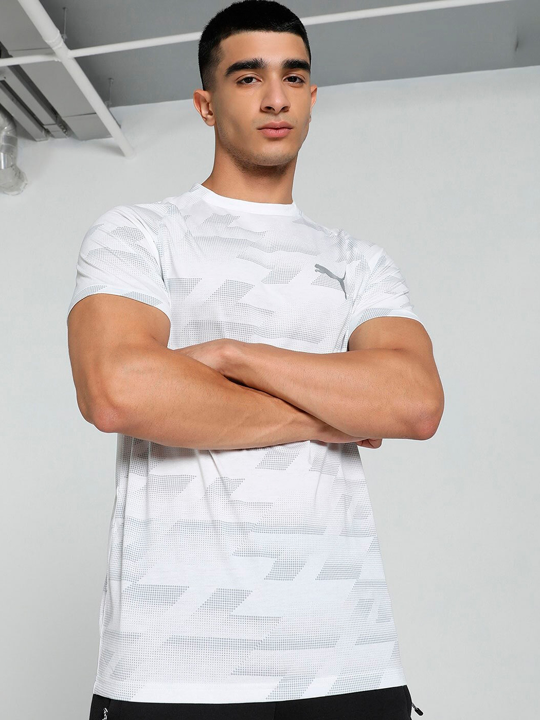 Акція на Футболка довга чоловіча Puma Evostripe Aop Tee 67899302 L Біла від Rozetka