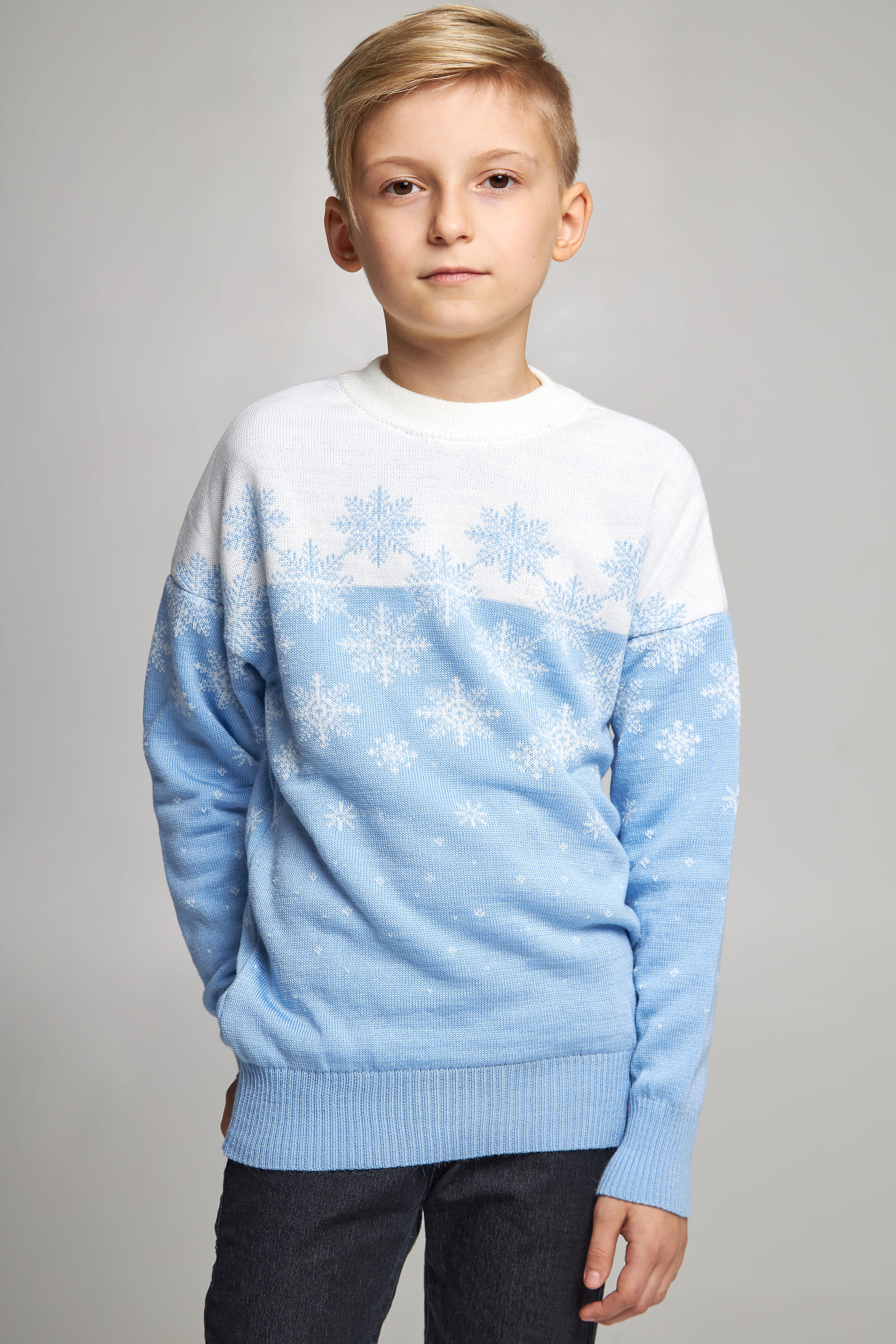 

В'язаний светр для хлопчика Сніжинки блакитний 116 UKRS-6626 UkrGlamour