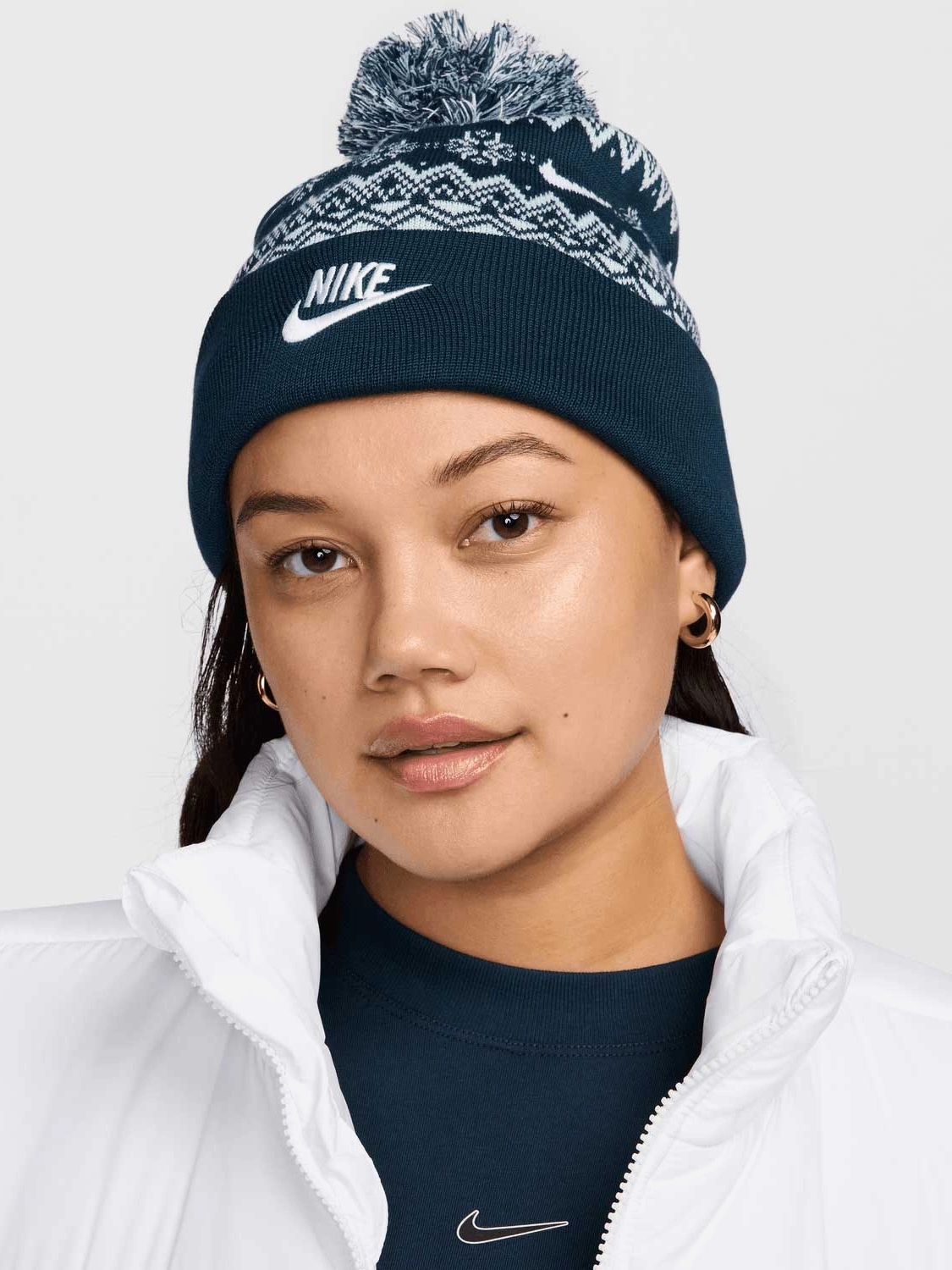 Акція на Шапка жіноча Nike U Nk Peak Beanie Sc Hol24 L HF0188-478 One Size Темно-синя від Rozetka