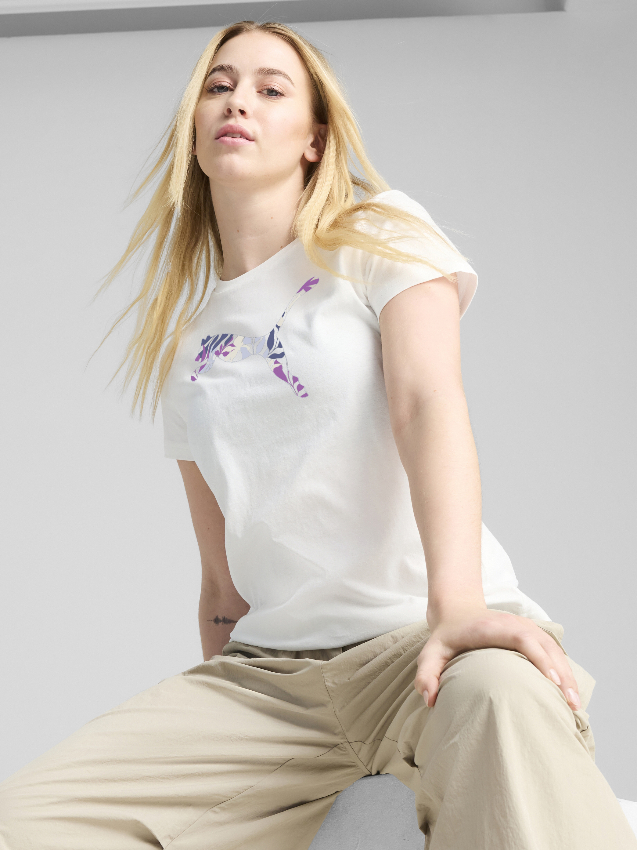 Акція на Футболка бавовняна жіноча Puma Graphics Floral Cat Logo Tee 68508102 XL White від Rozetka