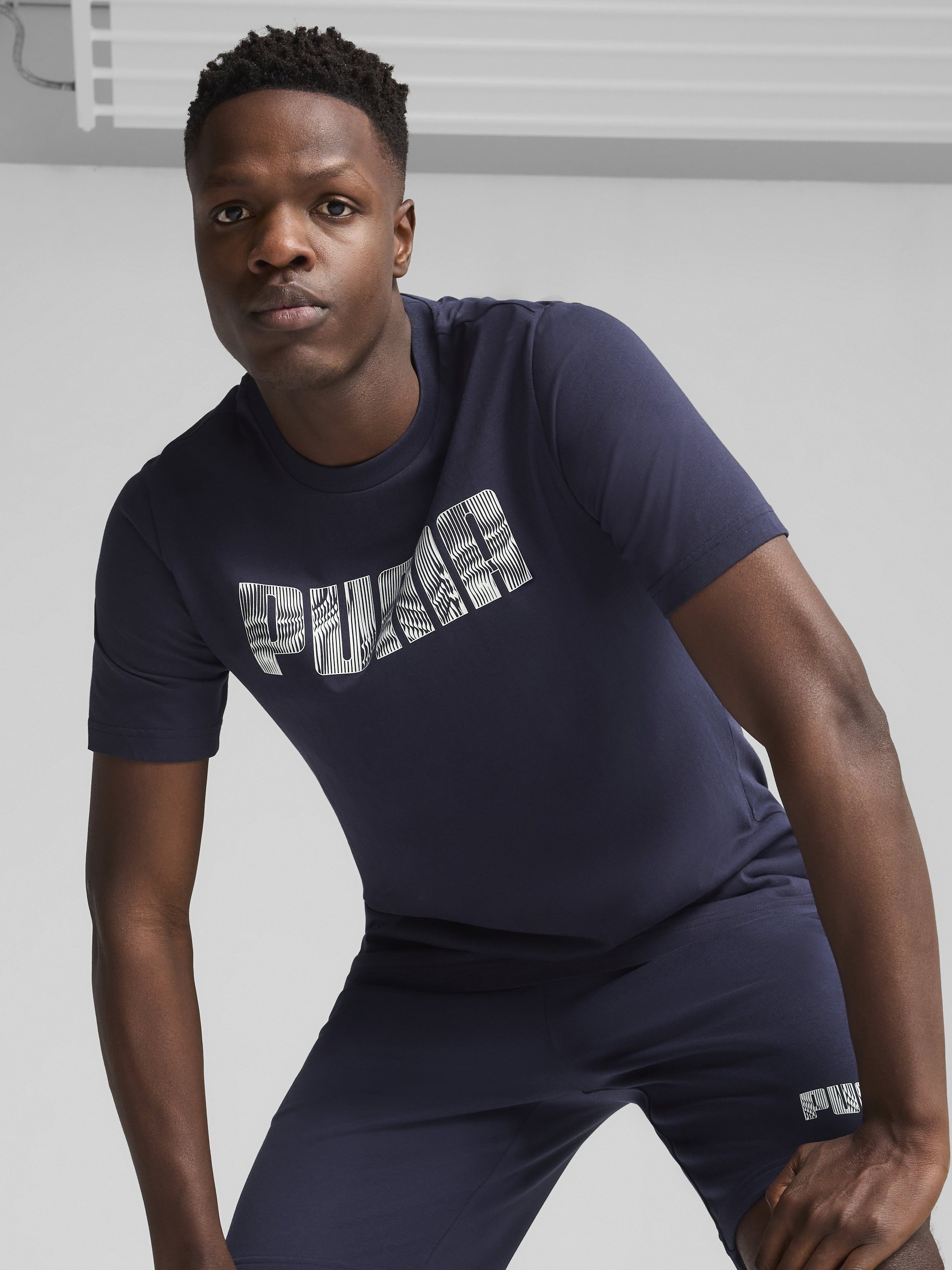 Акція на Футболка бавовняна довга чоловіча Puma Mass Merchants Tee 68465906 2XL Navy з принтом від Rozetka