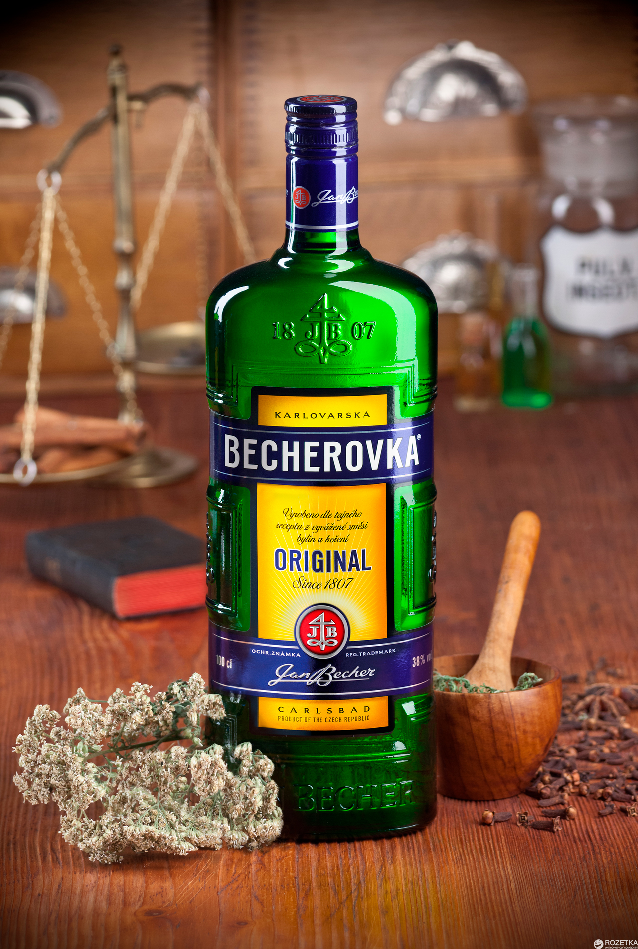 Ликерная настойка на травах Becherovka 0.7 л 38% + 1 бокал (8594405108697)  – фото, отзывы, характеристики в интернет-магазине ROZETKA | Купить в  Украине: Киеве, Харькове, Днепре, Одессе, Запорожье, Львове