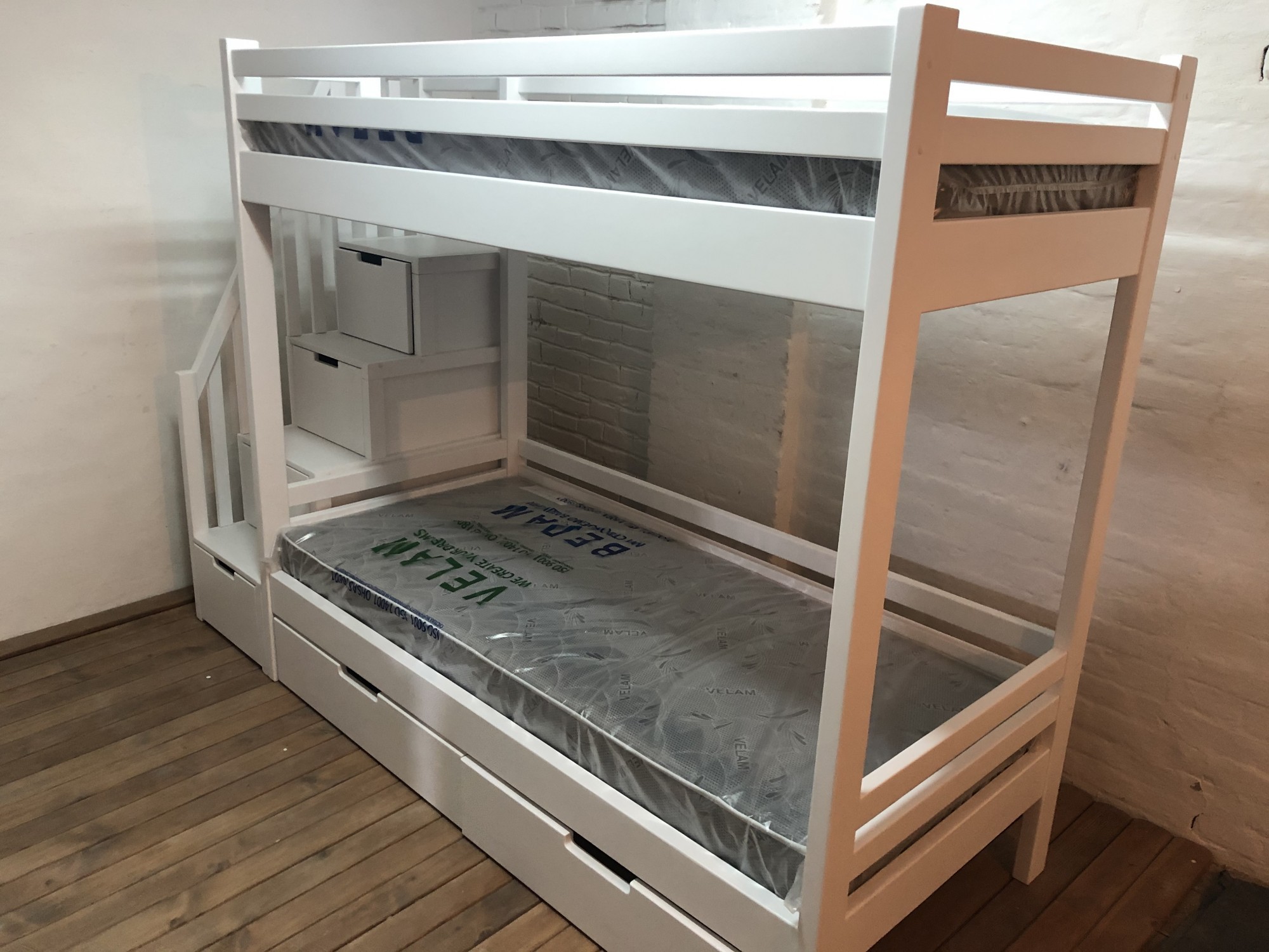 

Кровать-чердак д вухъярусная WoodHouse 1900х800 белый цвет натуральное дерево с ящиками-ступенями