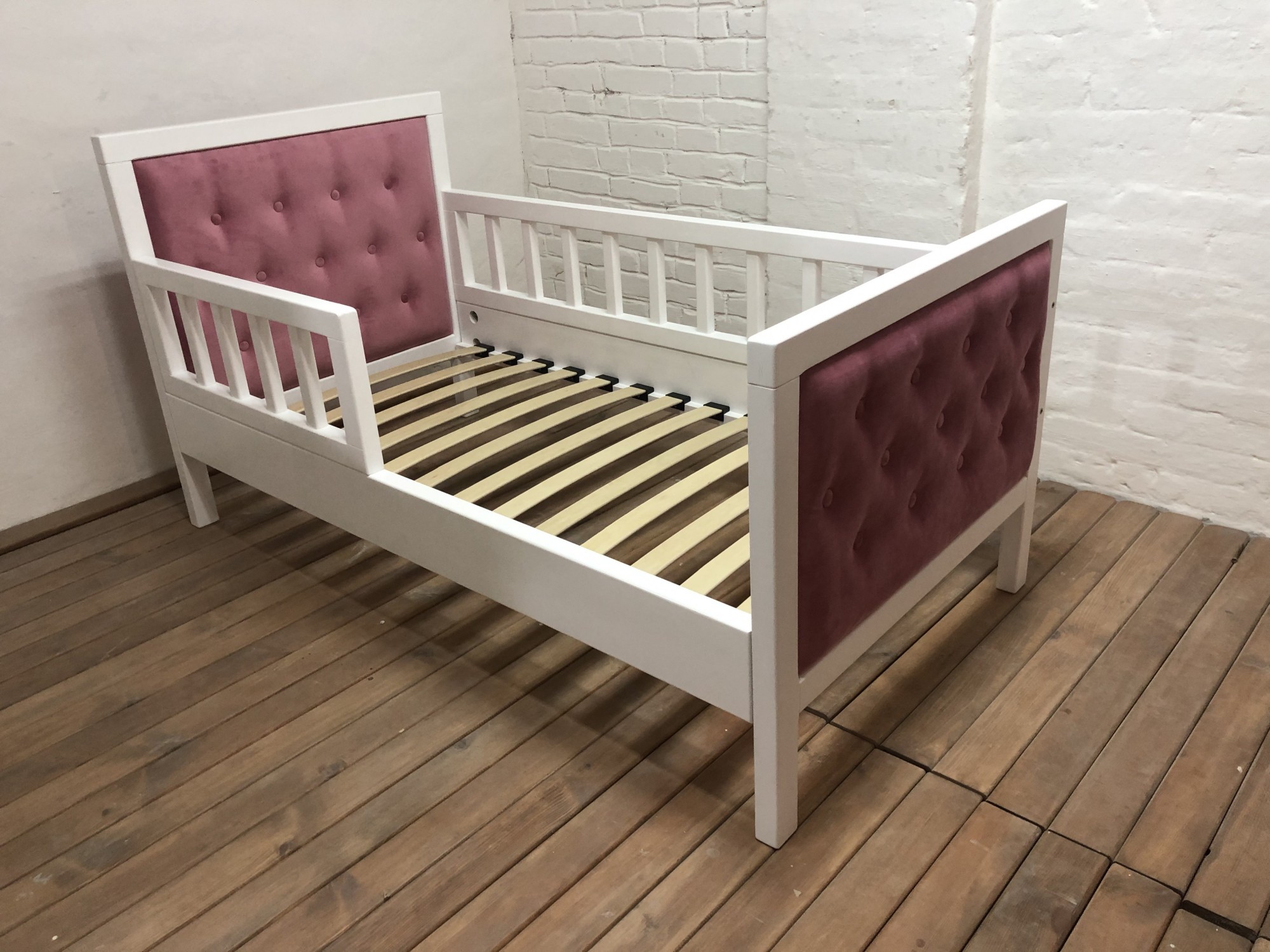 

Детская кроватка WoodHouse 1600х800 с защитным бортиком белая+розовая обивка натуральное дерево