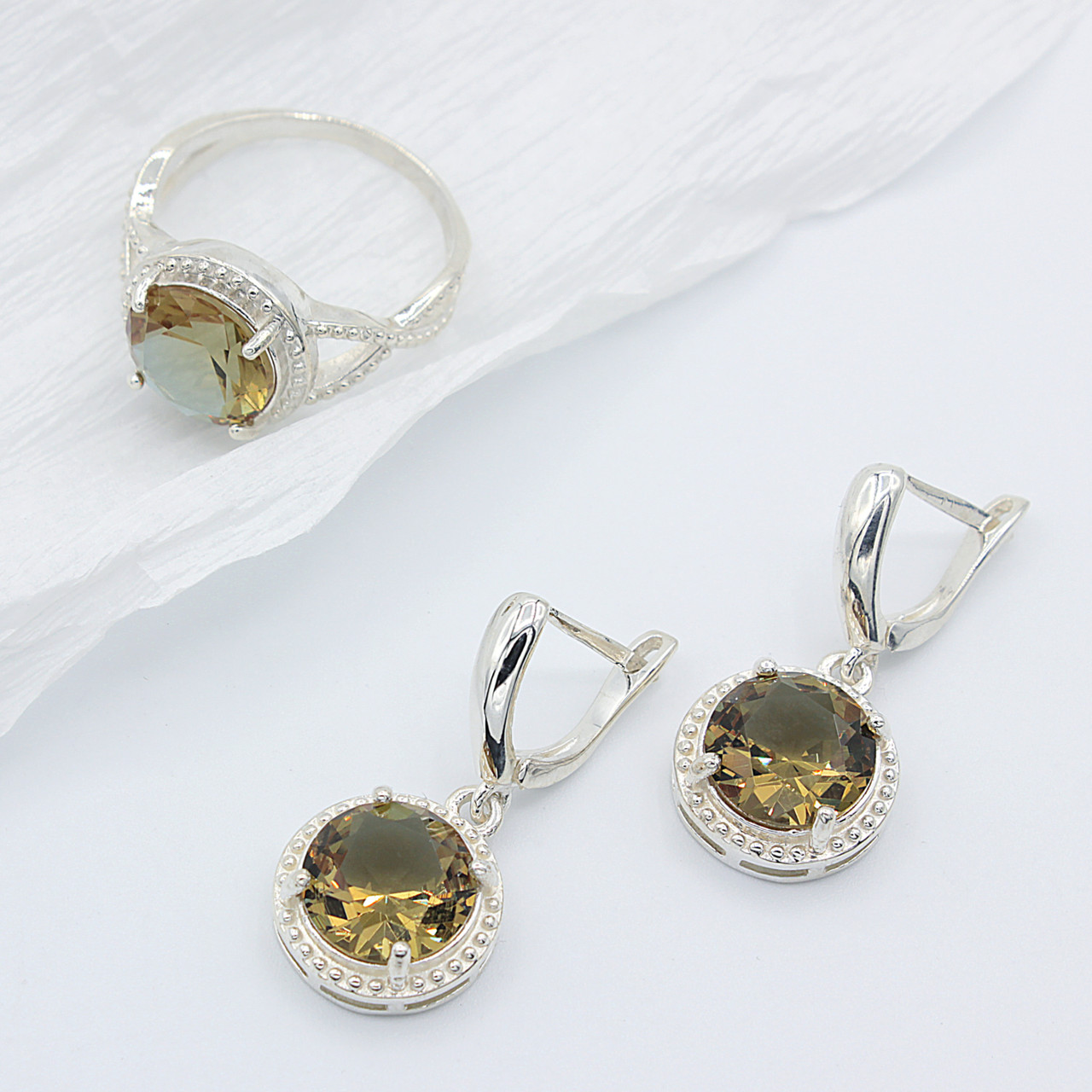 

Серебряное кольцо и серьги с султанитом 18,5 р
