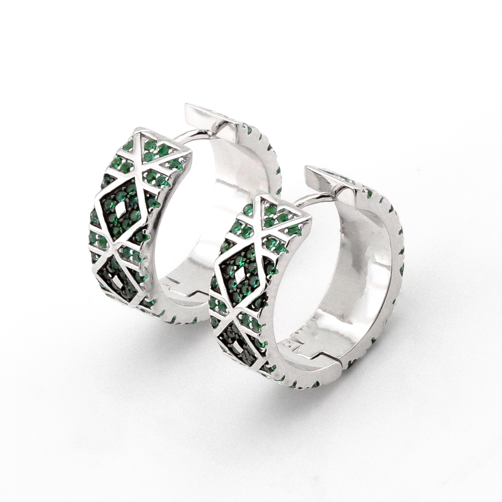

Серебряные серьги с зелеными фианитами (Ø 1,7см) C121102 Диамант