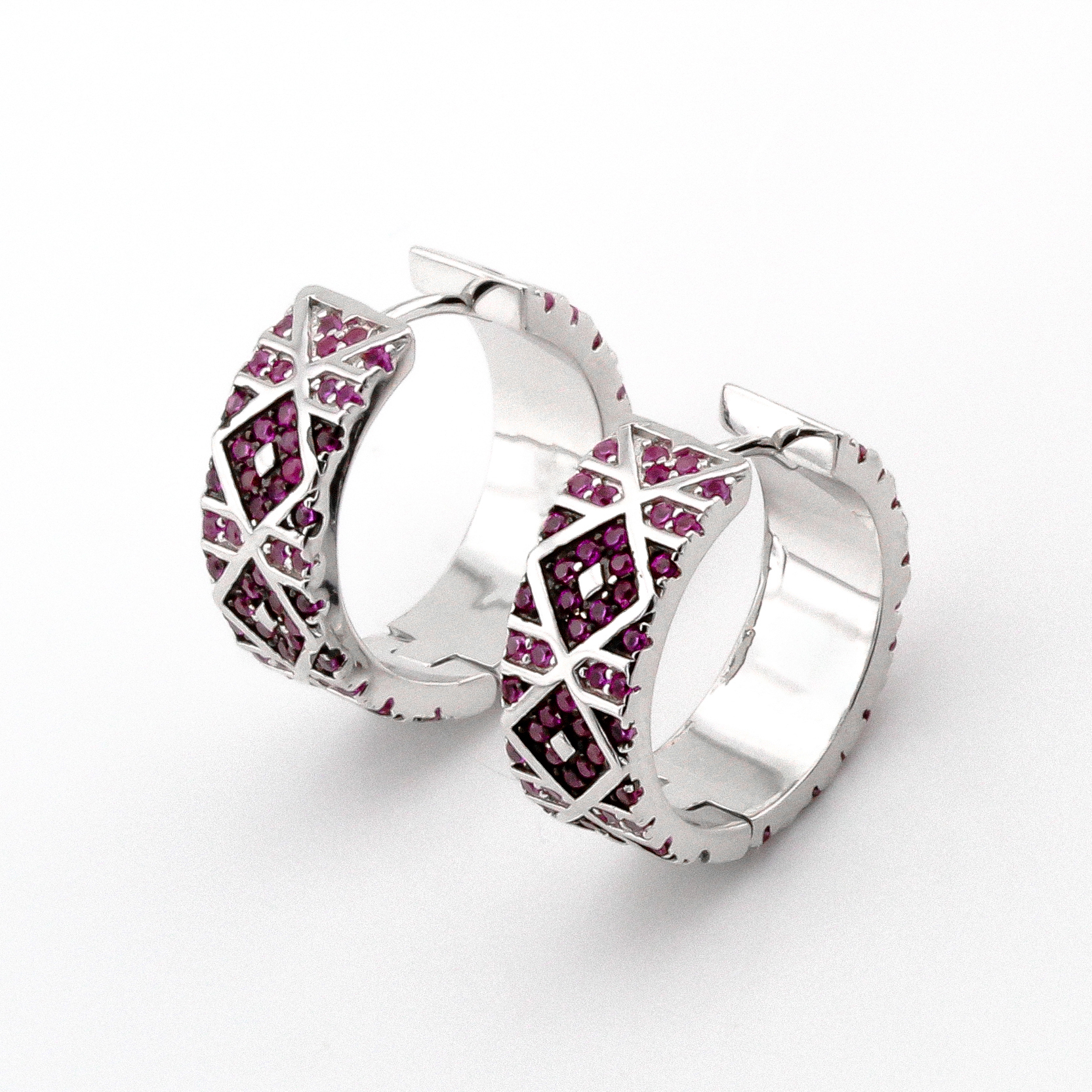 

Серебряные серьги с розовыми фианитами (Ø 1,7см) C121101 Диамант