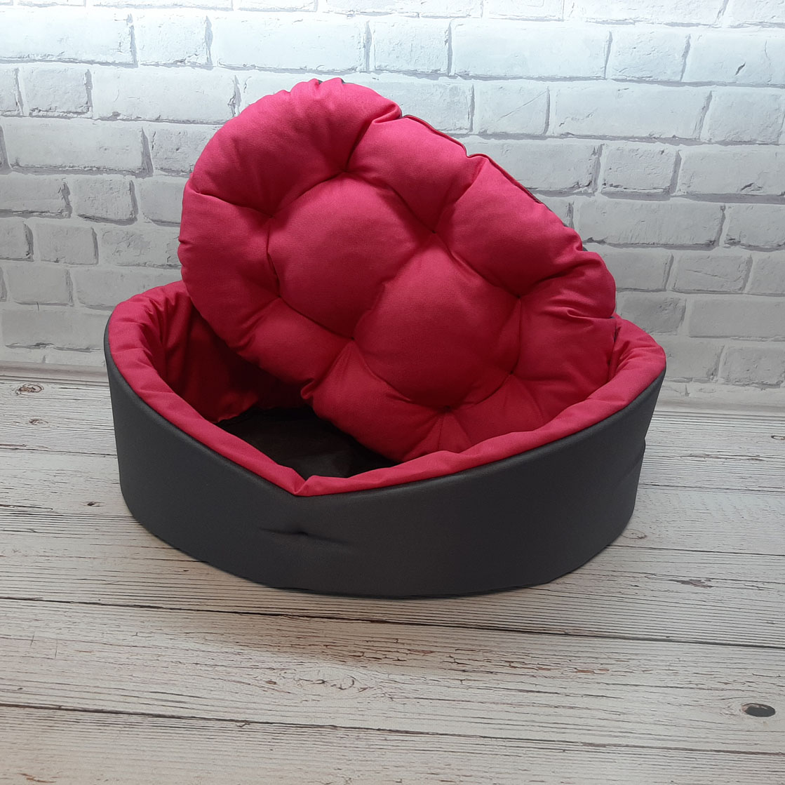 

Лежак, мягкое место для кошек и собак Винни серый с красным