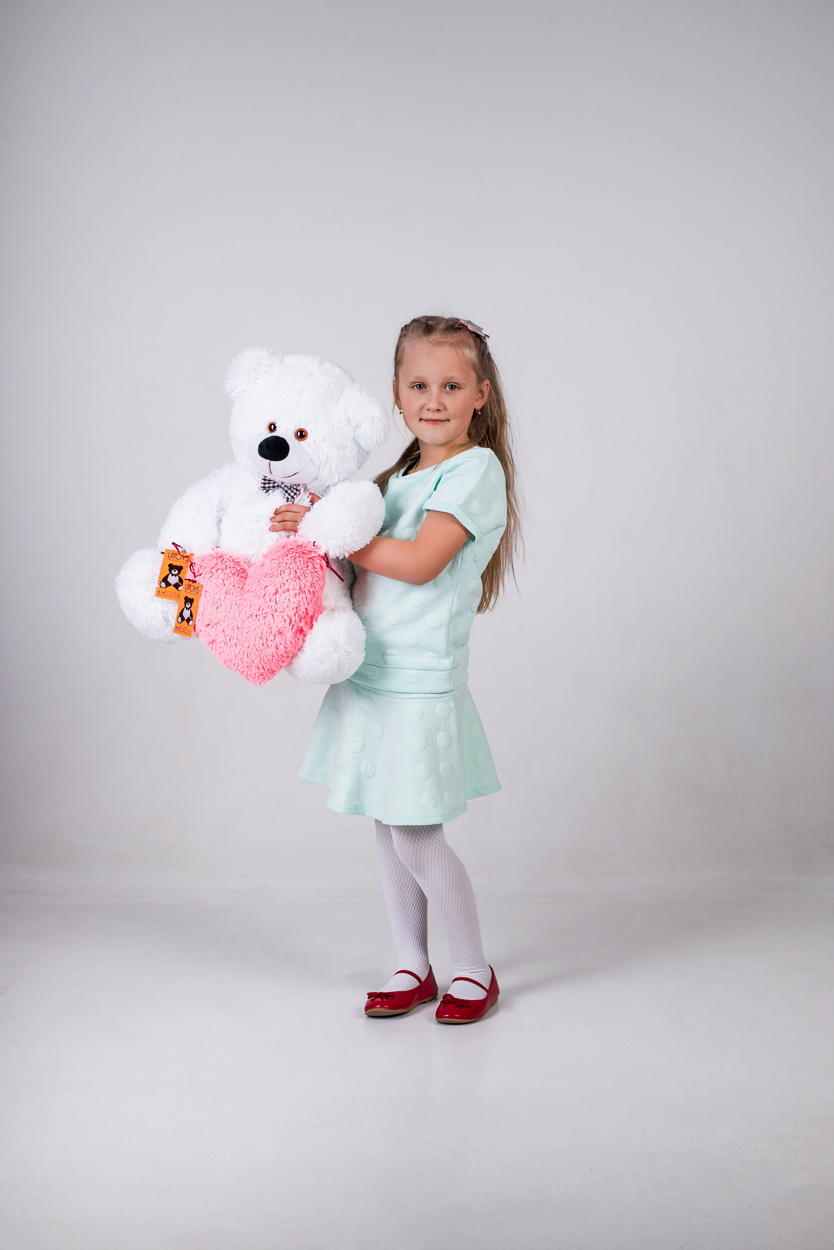 

Игрушечный мягкий мишка UToys Джеймс 65 см с сердцем 30 см белый