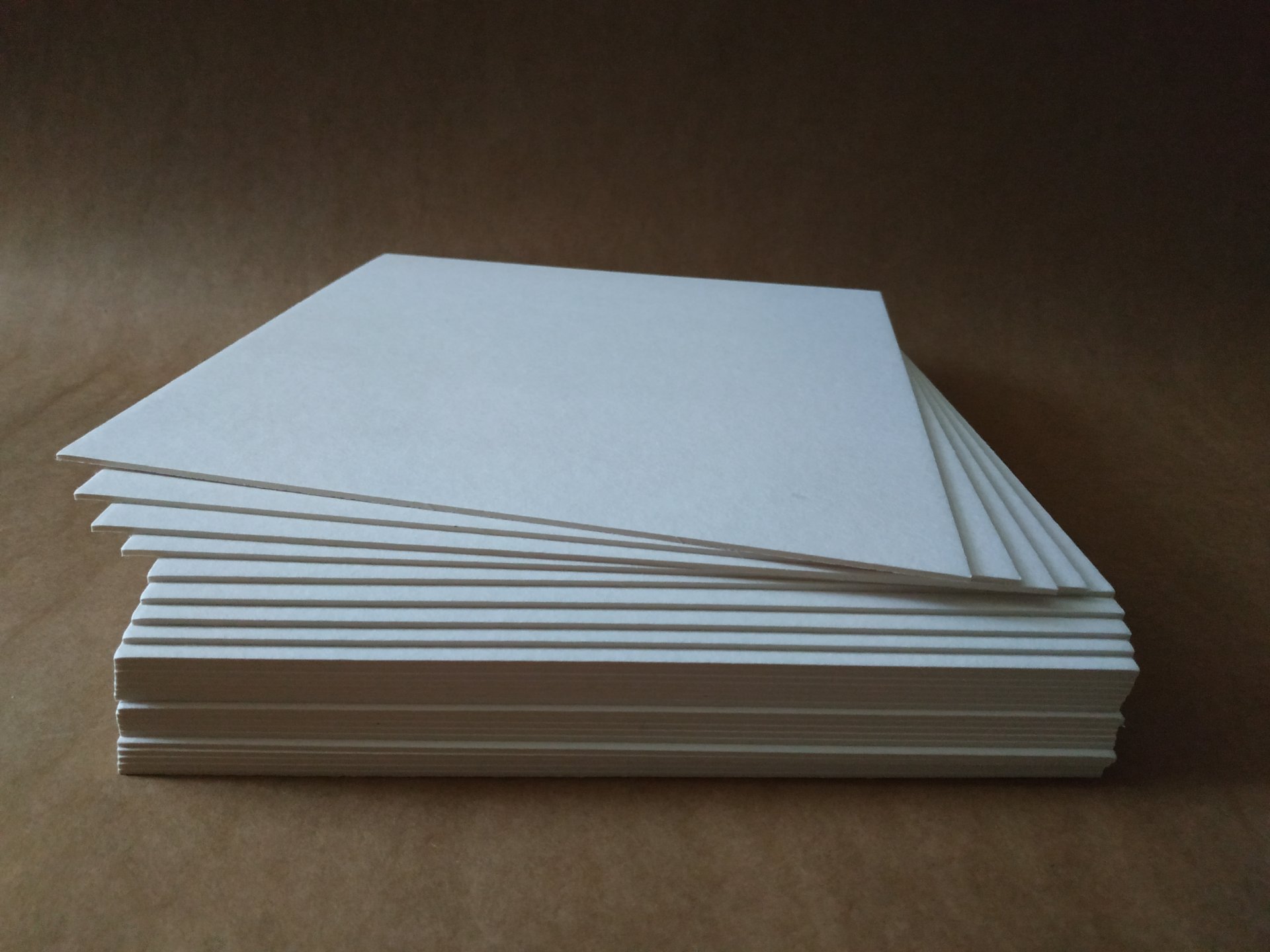 

Набор 4 шт. белого пивного картона 1,5 мм производство Германия формат 50х70 см