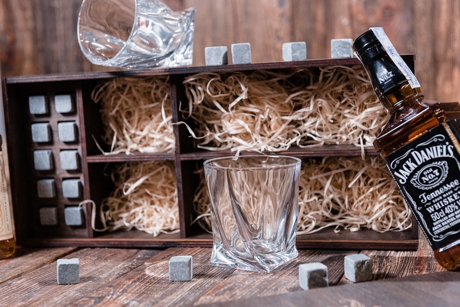 

Камни для виски Whiskey stones Original со стаканами Bohemia Barline в подарочном пенале 10 шт. из стеатита + 2 бокала + щипцы с инструкцией