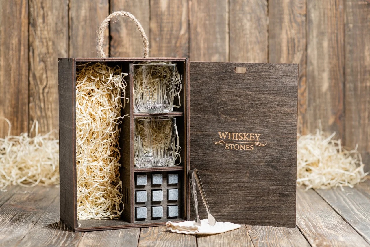 

Камни для виски Whiskey stones Original со стаканами Bormoli Rocco Dedalo в подарочном пенале 9 шт. из стеатита + 2 бокала + щипцы с инструкцией