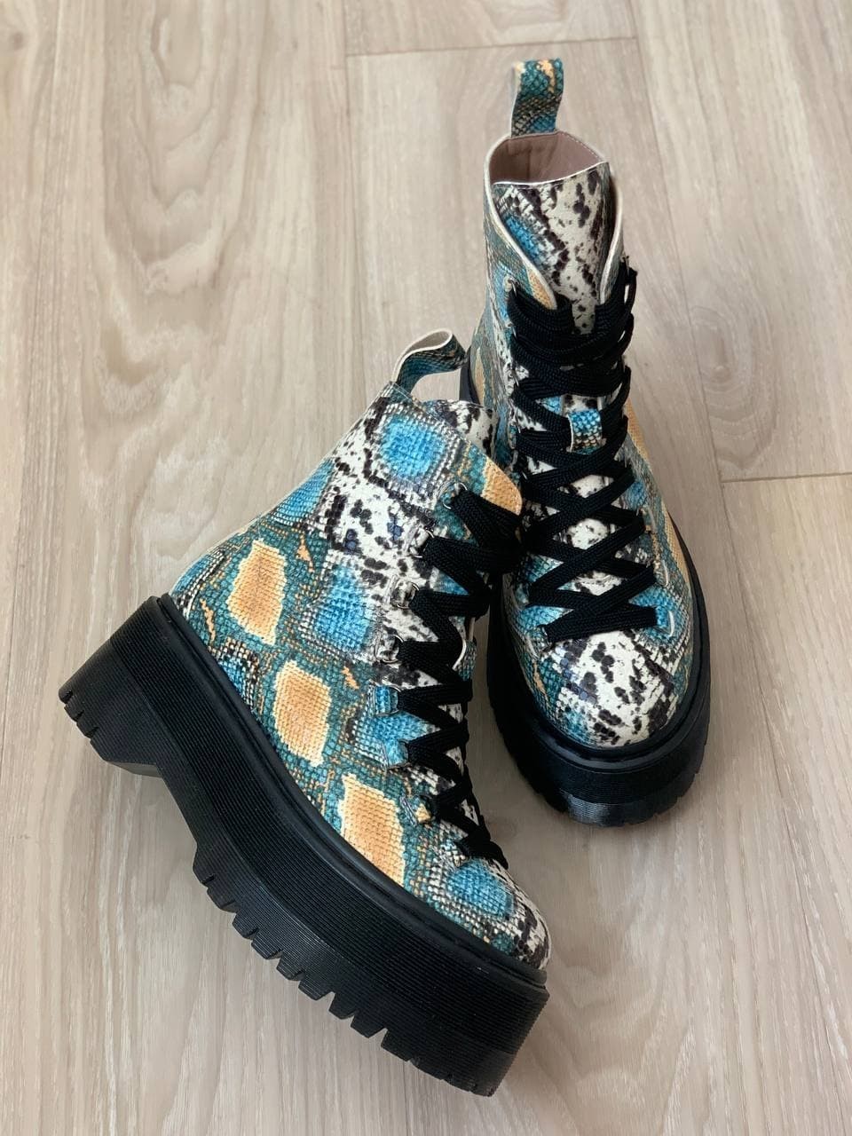 

Жіночі шкіряні черевики Shoozi bench МАРТІ 37 зміїний принт