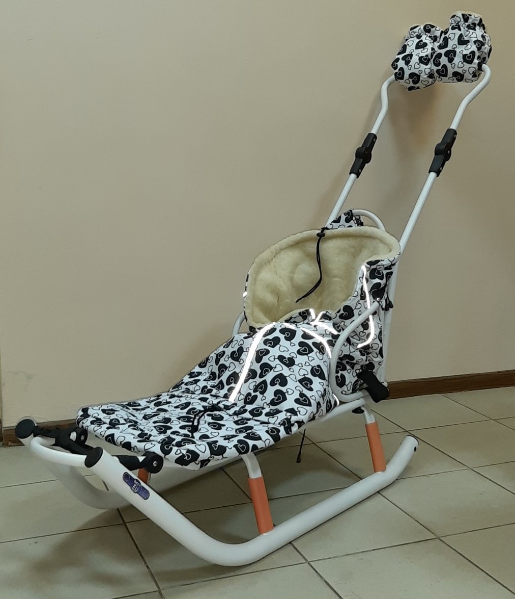 

Санки Active регулируемая ручка+конверт+муфта белый в сердечки Anmar BMK75782