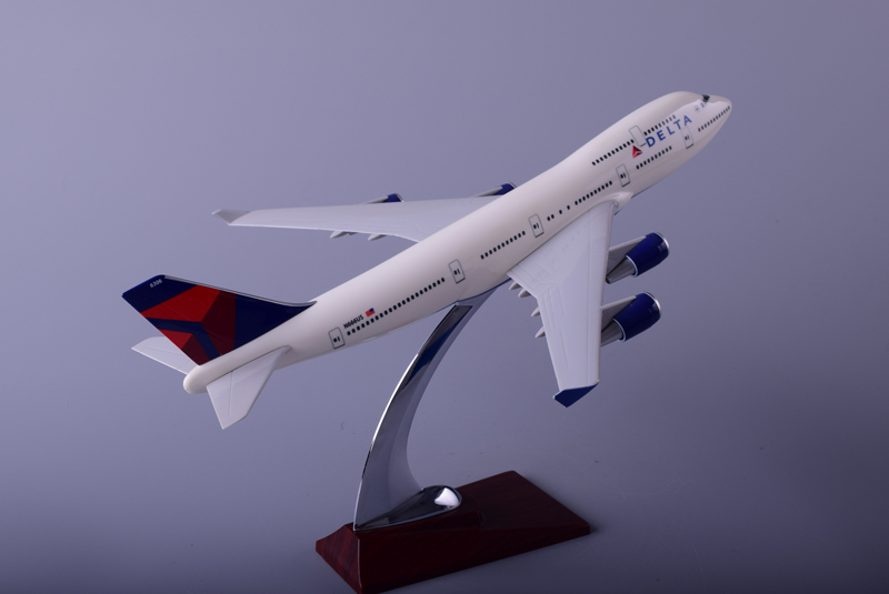 

Модель самолета Shantou Tongde Boeing 747 Delta 32см