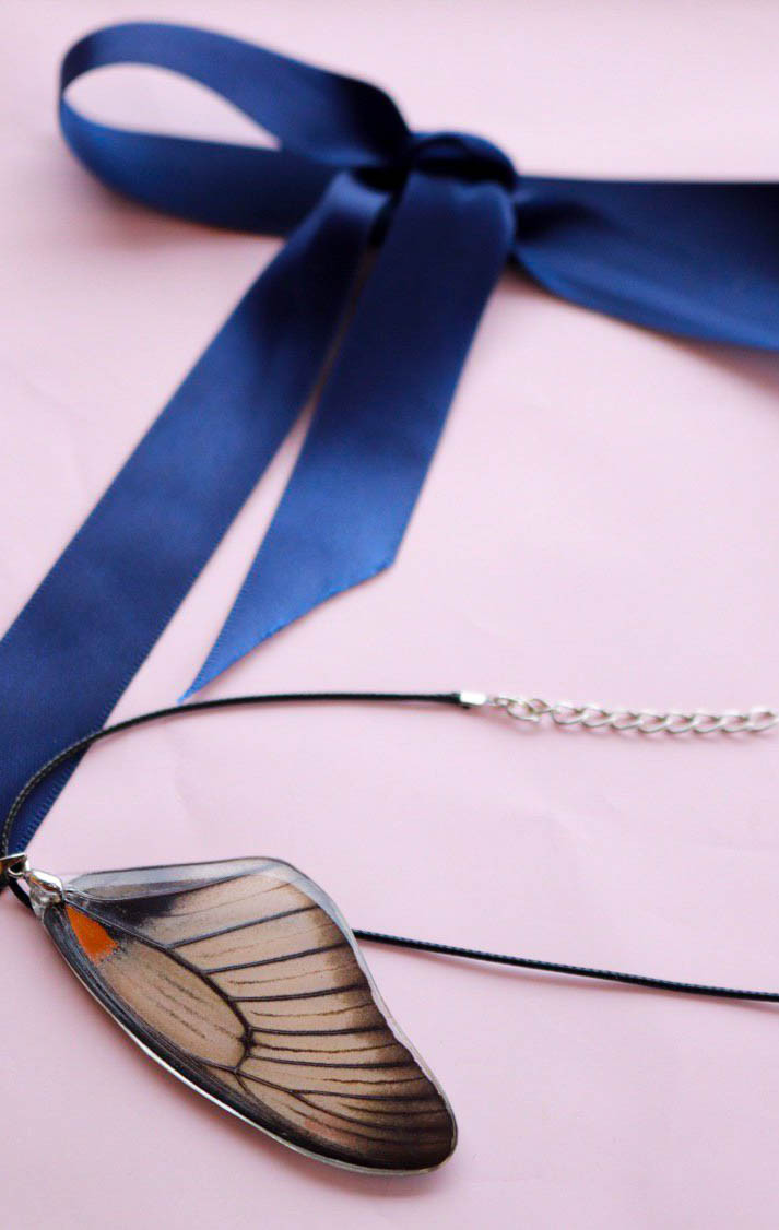 

Подвеска из крыла настоящей бабочки ifleur blue