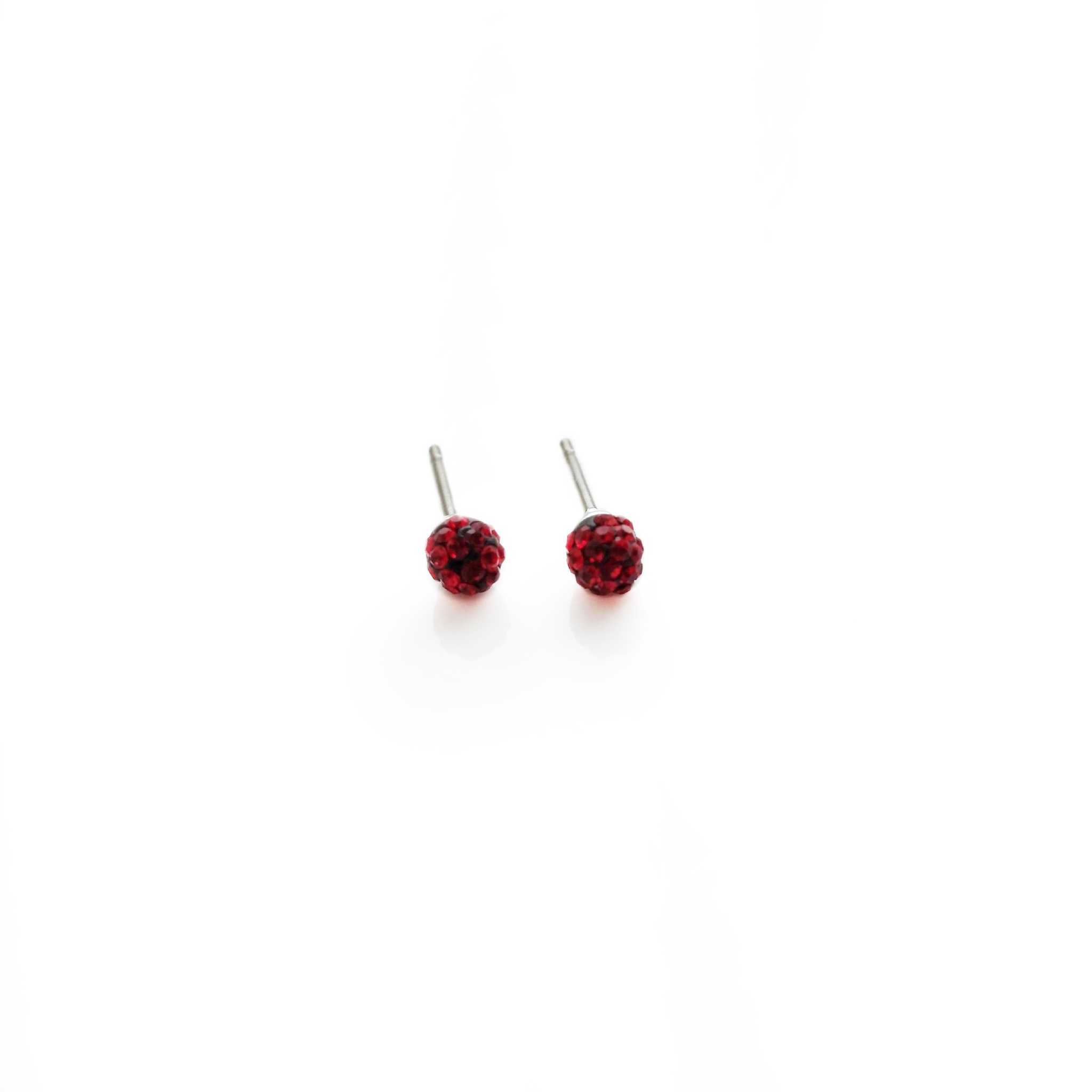 

Серьги Colibra шарики с кристаллами Swarovski красного цвета P11399/1Ag