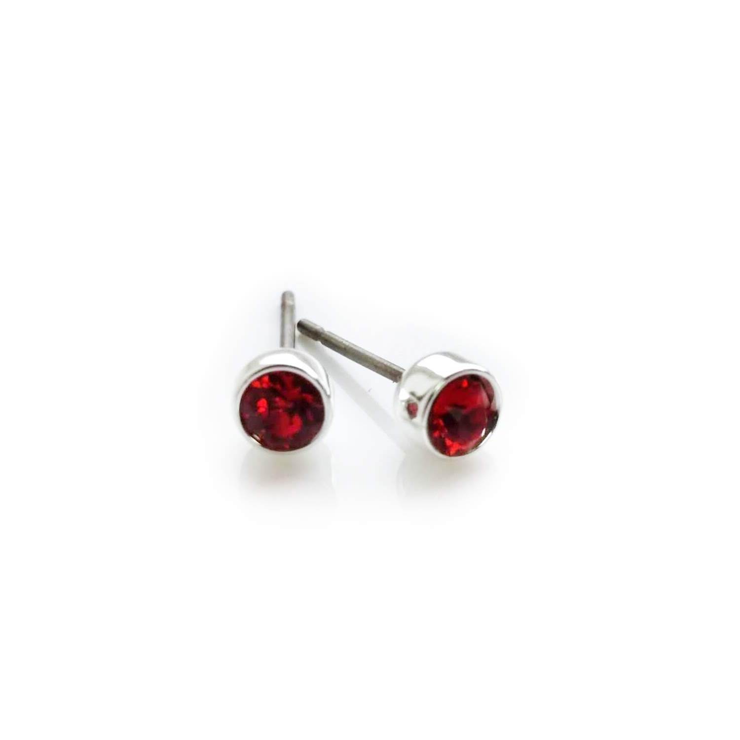 

Серьги Colibra с миниатюрным кристаллом Swarovski красного цвета P13877Ag
