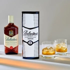 Виски Ballantine's Finest x Joshua Vides 0.7 л 40% в подарочной упаковке (5010106113578) - изображение 3