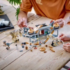 Zestaw klocków LEGO Centrum dla odwiedzających: atak tyranozaura i raptora 693 elementy (76961) - obraz 4