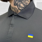 Мужское плотное Поло с принтом "Флаг Украины" / Футболка приталенного кроя серая размер 3XL - изображение 3