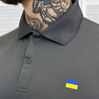 Мужское плотное Поло с принтом "Флаг Украины" / Футболка приталенного кроя серая размер XL - изображение 3