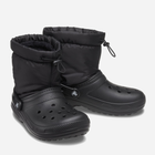 Śniegowce damskie wysokie Crocs Classic Lined Neo Puff Boot 206630-BKBK M7/W9 39-40 25 cm Czarne (191448591547) - obraz 3