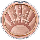 Puder Essence Cosmetics Kissed By The Light Polvos Iluminadores 02-Sun Kissed 10 g (4059729360861) - obraz 1