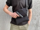 Чоловіча сумка-кобура для прихованого носіння пістолета, кобури прихованого носіння, тактична сумка збройова кобура чорна - зображення 4