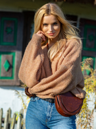 Sweter damski luźny Fobya Sweater F1102 One Size Caramel (5903707111527) - obraz 1