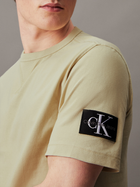 Koszulka męska bawełniana Calvin Klein Jeans J30J323484-LFU M Oliwkowa (8720109344035) - obraz 4
