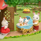 Zestaw figurek Sylvanian Families Chocolate Rabbit Twins And Baby High Chair 2 szt (5054131054321) - obraz 4