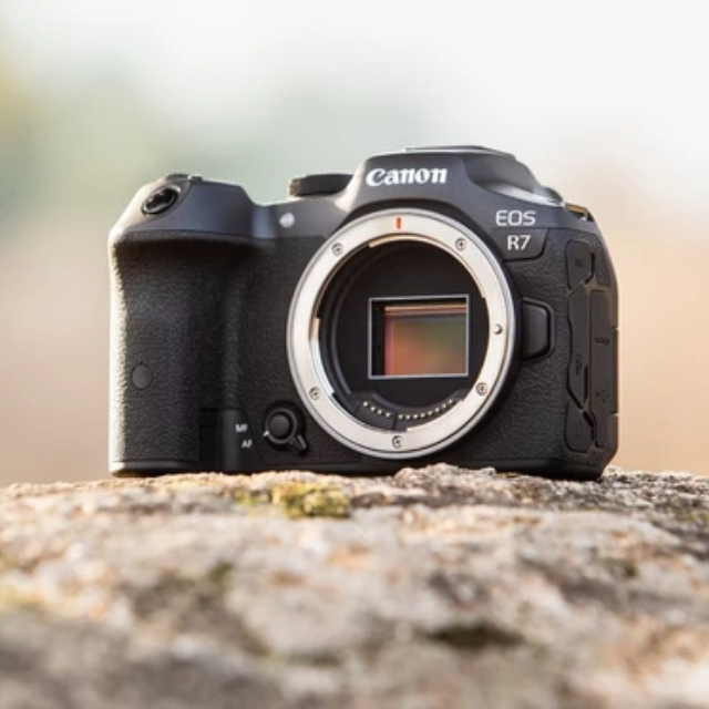 Цифрова фотокамера Canon EOS R7 body (5137C041) купити в інтернет